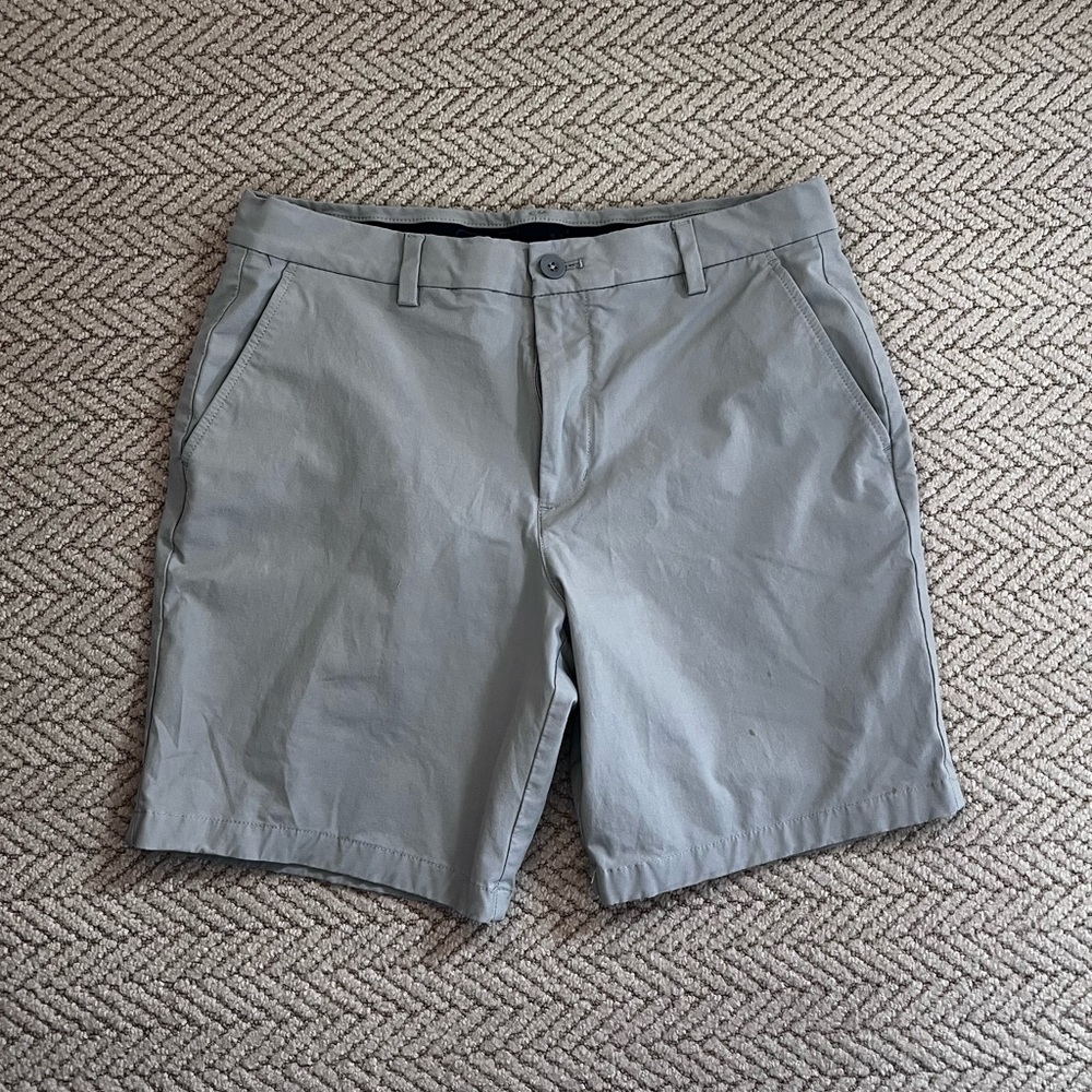 Boys/Mens Vineyard Vines size 32 performance shorts
